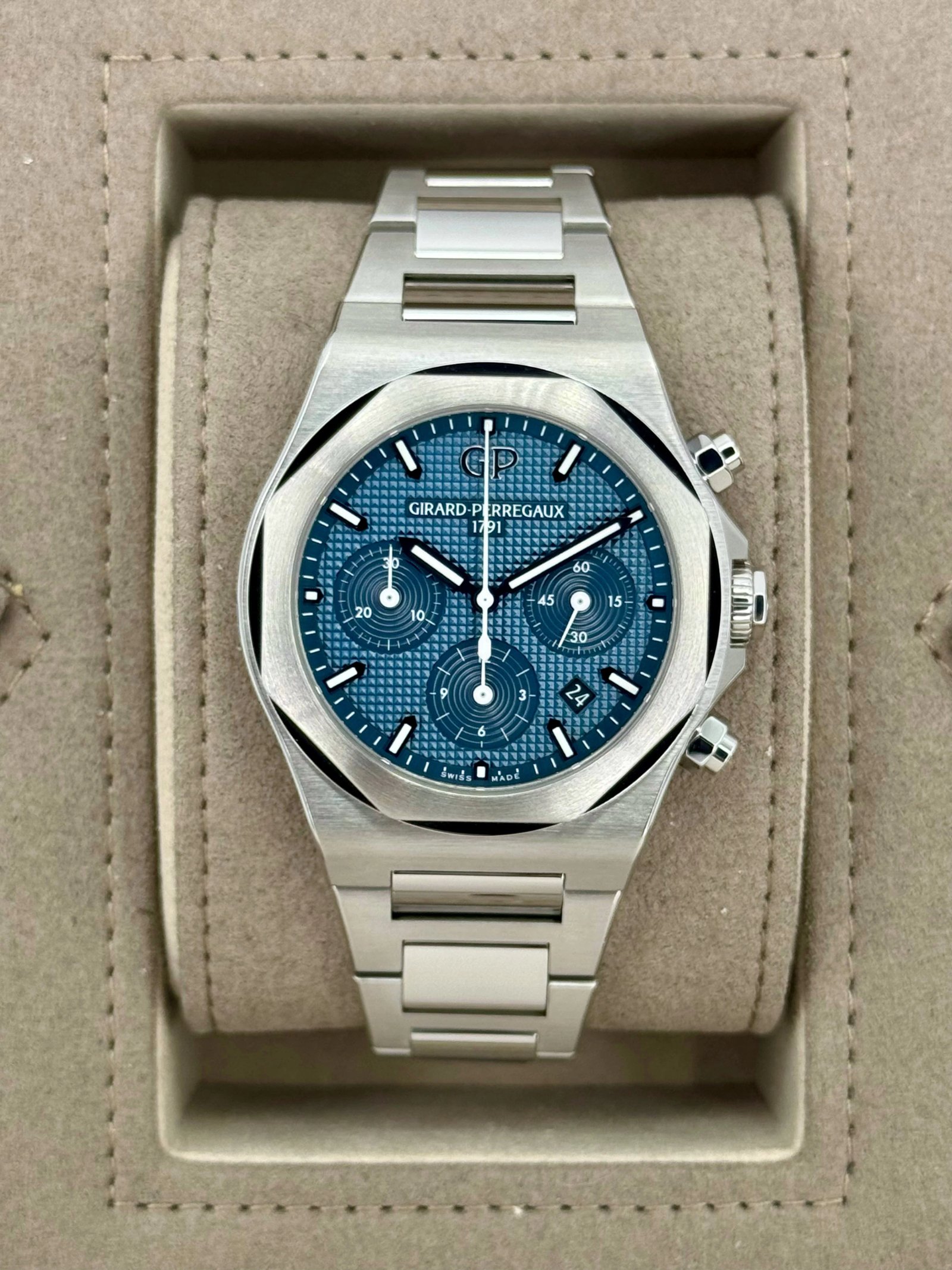2022 Girard-Perregaux Laureato Chronograph 42mm 81020-11-431-11A Blue Dial